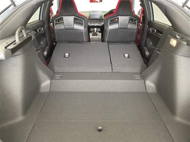 シビック タイプＲ　登録済未使用車　ホンダセンシング　純正８型ディズプレイオーディオナビ　バックカメラ　レーダークルーズコントロール　フルセグ　Ｂｌｕｅｔｏｏｔｈ　コーナーセンサー　純正アルミホイール　ＥＴＣ２．０（16枚目）