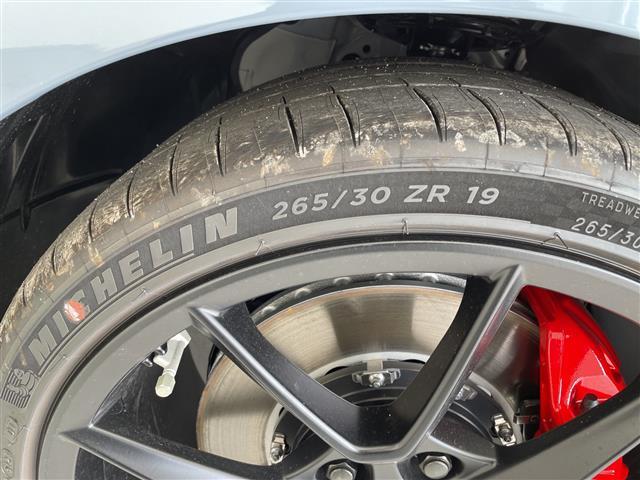 シビック タイプＲ　登録済未使用車　ホンダセンシング　純正８型ディズプレイオーディオナビ　バックカメラ　レーダークルーズコントロール　フルセグ　Ｂｌｕｅｔｏｏｔｈ　コーナーセンサー　純正アルミホイール　ＥＴＣ２．０（17枚目）