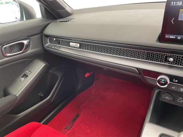 シビック タイプＲ　登録済未使用車　ホンダセンシング　純正８型ディズプレイオーディオナビ　バックカメラ　レーダークルーズコントロール　フルセグ　Ｂｌｕｅｔｏｏｔｈ　コーナーセンサー　純正アルミホイール　ＥＴＣ２．０（28枚目）