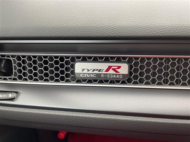 シビック タイプＲ　登録済未使用車　ホンダセンシング　純正８型ディズプレイオーディオナビ　バックカメラ　レーダークルーズコントロール　フルセグ　Ｂｌｕｅｔｏｏｔｈ　コーナーセンサー　純正アルミホイール　ＥＴＣ２．０（29枚目）