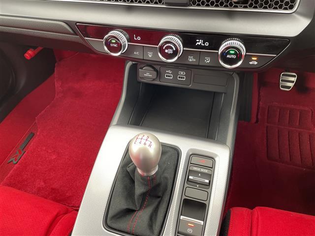 シビック タイプＲ　登録済未使用車　ホンダセンシング　純正８型ディズプレイオーディオナビ　バックカメラ　レーダークルーズコントロール　フルセグ　Ｂｌｕｅｔｏｏｔｈ　コーナーセンサー　純正アルミホイール　ＥＴＣ２．０（31枚目）