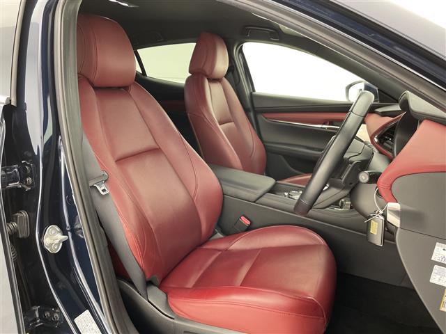 ＭＡＺＤＡ３ファストバック ＸＤバーガンディ　セレクション　プレミアムサウンドＢＯＳＥ　純正１０．２５型ナビ　全方位カメラ　レーダークルーズコントロール　シートヒーター　バックカメラ　パワーシート　コーナーセンサー　純正アルミホイール　ブラインドスポットモニタ（14枚目）