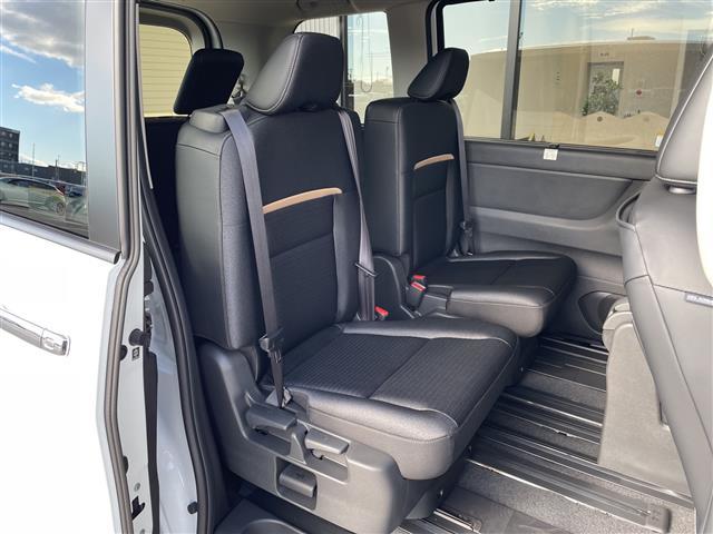 セレナ e-パワー ハイウェイスターV 登録済未使用車 プロパイロット緊急停止支援システム SOSコール 純正12.3型ディスプレイオーディオナビ 全方位カメラ 両側パワースライドドア レーダークルーズコントロール ハンズフリースライドドア(15枚目)