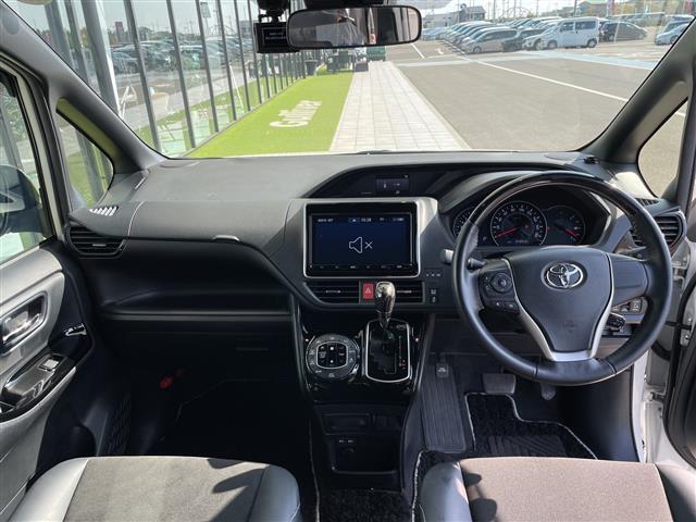 ノア Ｓｉ　ダブルバイビーＩＩＩ　トヨタセーフティセンス　純正９型ナビ　１２型フリップダウンモニター　両側パワースライドドア　バックカメラ　コーナーセンサー　純正アルミホイール　ＥＴＣ　ＬＥＤヘッドライトリアオートエアコン（2枚目）