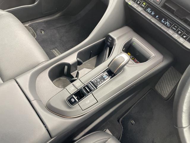 クラウンクロスオーバー Gアドバンスド・レザーパッケージ トヨタセーフティセンス 純正12.3型ディスプレイオーディオナビ 全方位カメラ 4眼LEDヘッドライト シートヒーター エアシート バックカメラ 電動リアゲート パワーシート ヘッドアップディスプレイ(19枚目)