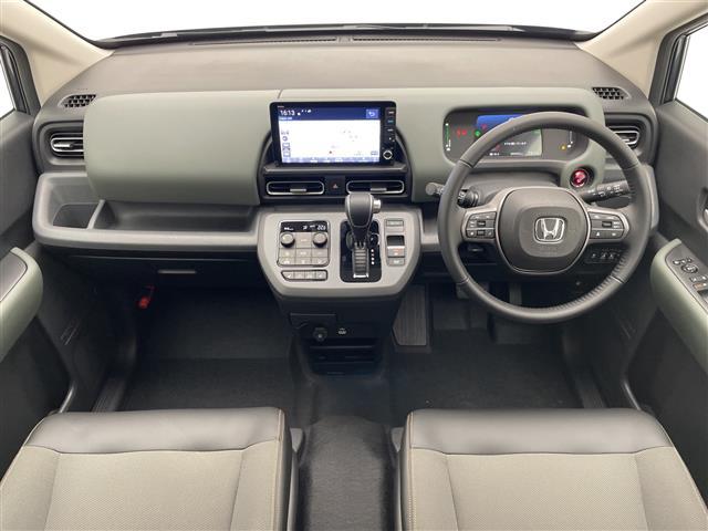 フリード ｅ：ＨＥＶクロスター　登録済未使用車　純正９型ディスプレイオーディオナビ　バックカメラ　両側パワースライドドア　シートヒーター　レーダークルーズコントロール　コーナーセンサー　純正アルミホイール　ルーフレール（2枚目）