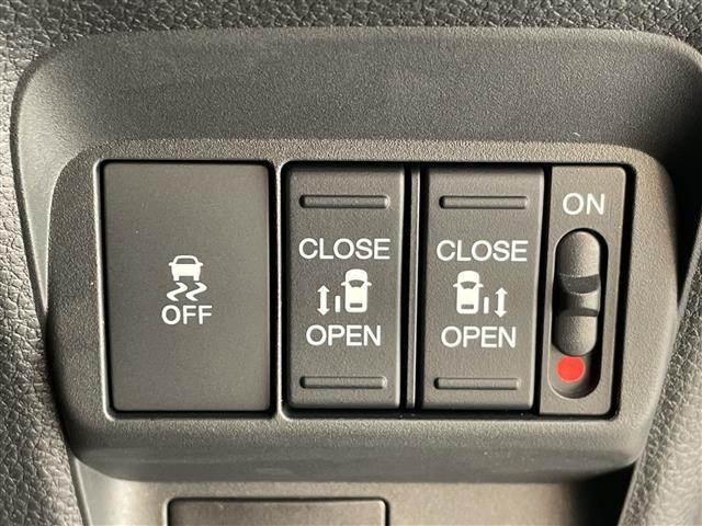 フリード ｅ：ＨＥＶクロスター　登録済未使用車　純正９型ディスプレイオーディオナビ　バックカメラ　両側パワースライドドア　シートヒーター　レーダークルーズコントロール　コーナーセンサー　純正アルミホイール　ルーフレール（9枚目）