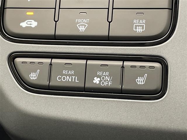 フリード ｅ：ＨＥＶクロスター　登録済未使用車　純正９型ディスプレイオーディオナビ　バックカメラ　両側パワースライドドア　シートヒーター　レーダークルーズコントロール　コーナーセンサー　純正アルミホイール　ルーフレール（10枚目）