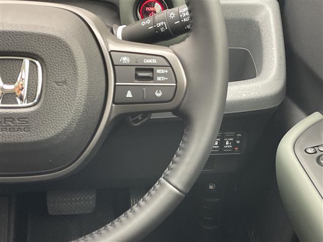 フリード ｅ：ＨＥＶクロスター　登録済未使用車　純正９型ディスプレイオーディオナビ　バックカメラ　両側パワースライドドア　シートヒーター　レーダークルーズコントロール　コーナーセンサー　純正アルミホイール　ルーフレール（11枚目）