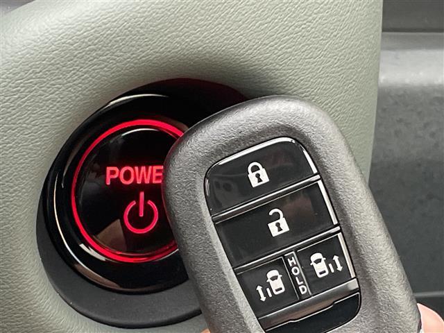 フリード ｅ：ＨＥＶクロスター　登録済未使用車　純正９型ディスプレイオーディオナビ　バックカメラ　両側パワースライドドア　シートヒーター　レーダークルーズコントロール　コーナーセンサー　純正アルミホイール　ルーフレール（12枚目）