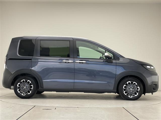 フリード ｅ：ＨＥＶクロスター　登録済未使用車　純正９型ディスプレイオーディオナビ　バックカメラ　両側パワースライドドア　シートヒーター　レーダークルーズコントロール　コーナーセンサー　純正アルミホイール　ルーフレール（19枚目）