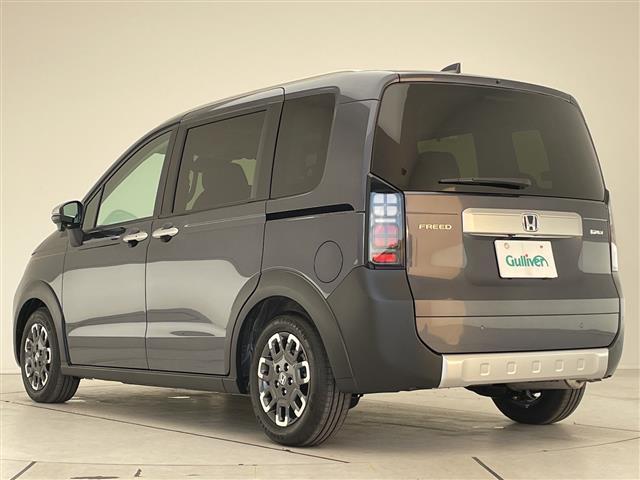 フリード ｅ：ＨＥＶクロスター　登録済未使用車　純正９型ディスプレイオーディオナビ　バックカメラ　両側パワースライドドア　シートヒーター　レーダークルーズコントロール　コーナーセンサー　純正アルミホイール　ルーフレール（20枚目）