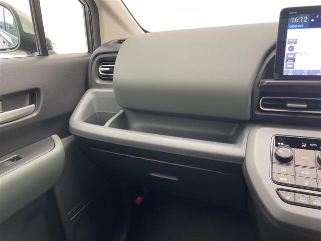 フリード ｅ：ＨＥＶクロスター　登録済未使用車　純正９型ディスプレイオーディオナビ　バックカメラ　両側パワースライドドア　シートヒーター　レーダークルーズコントロール　コーナーセンサー　純正アルミホイール　ルーフレール（28枚目）