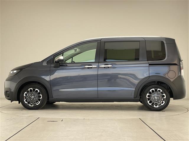 フリード ｅ：ＨＥＶクロスター　登録済未使用車　純正９型ディスプレイオーディオナビ　バックカメラ　両側パワースライドドア　シートヒーター　レーダークルーズコントロール　コーナーセンサー　純正アルミホイール　ルーフレール（34枚目）