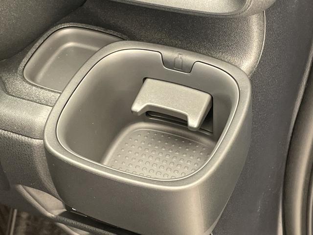 シエンタ ハイブリッドG 録済未使用車 トヨタセーフティセンス 純正8型ディスプレイオーディオ ナビ機能なし 全方位カメラ レーダークルーズコントロール バックカメラ コーナーセンサー ブラインドスポットモニター(9枚目)