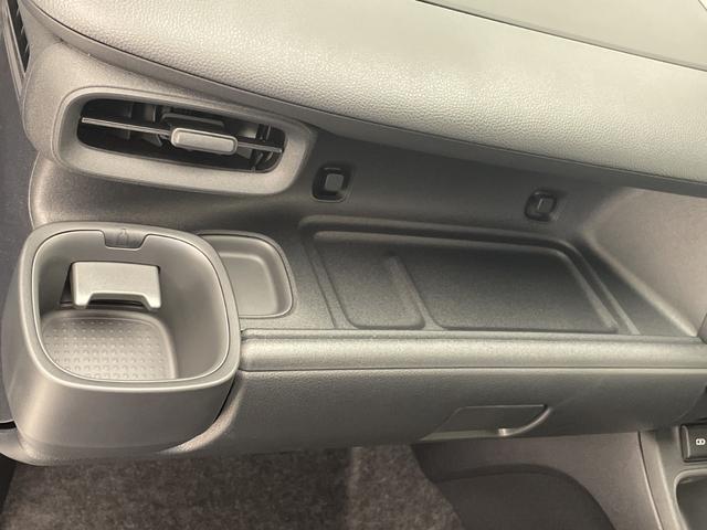 シエンタ ハイブリッドG 録済未使用車 トヨタセーフティセンス 純正8型ディスプレイオーディオ ナビ機能なし 全方位カメラ レーダークルーズコントロール バックカメラ コーナーセンサー ブラインドスポットモニター(12枚目)