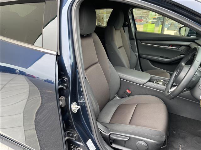 ＭＡＺＤＡ３ファストバック １５Ｓツーリング　純正９型ナビ　レーダークルーズコントロール　バックカメラ　ヘッドアップディスプレイ　コーナーセンサー　純正１８インチアルミホイール　オートマチックハイビーム　ＥＴＣ　ブラインドスポットモニター　ＬＥＤ（14枚目）