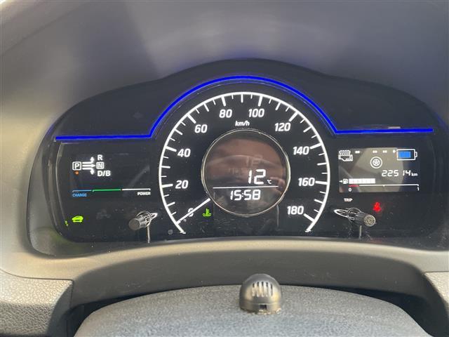 ノート ｅ－パワー　Ｘ　エマージェンシーブレーキ　純正ナビ　フルセグＴＶ　ＣＤ　ＤＶＤ　Ｂｌｕｅｔｏｏｔｈ　バックカメラ　車線逸脱警報機能　スマートキー　プッシュスタート　電動格納ミラー　ワンオーナー　横滑り防止装置（10枚目）