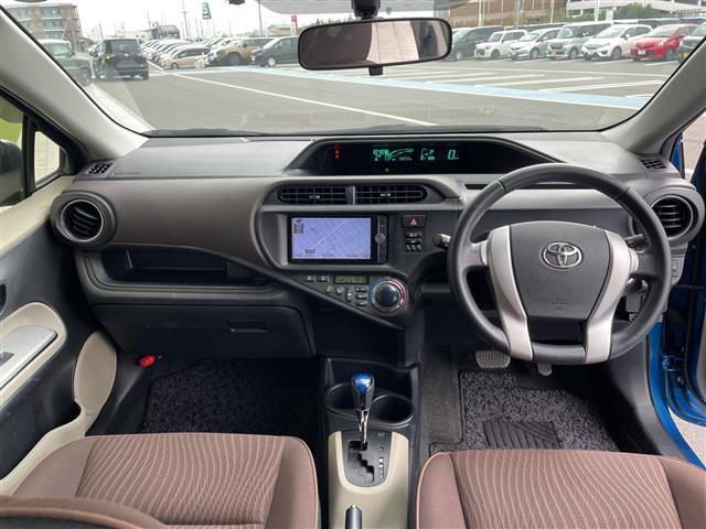 アクア Ｇ　純正ナビ　バックカメラ　純正１５インチアルミホイール　スマートキー　キーレス　電動格納式ドアミラー　ＥＴＣ　Ｂｌｕｅｔｏｏｔｈ　盗難防止装置　ＣＤ／ＤＶＤ再生　パワーウィンドウ　パワーステアリング（2枚目）