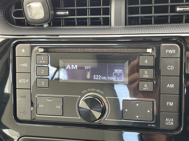 アクア クロスオーバー　グラム　トヨタセーフティセンス　シートヒーター　純正オーディオ　コーナーセンサー　純正アルミホイール　ＬＥＤヘッドライト　オートマチックハイビーム　衝突軽減システム　ＣＤ　ステアリングスイッチ　スマートキー（3枚目）