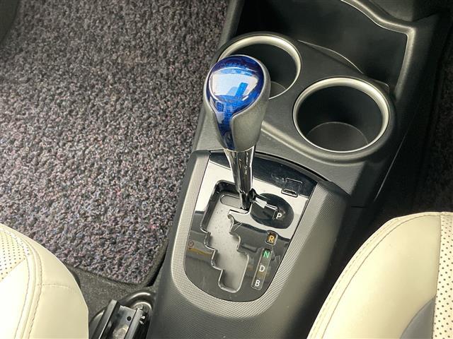 アクア クロスオーバー　グラム　トヨタセーフティセンス　シートヒーター　純正オーディオ　コーナーセンサー　純正アルミホイール　ＬＥＤヘッドライト　オートマチックハイビーム　衝突軽減システム　ＣＤ　ステアリングスイッチ　スマートキー（9枚目）