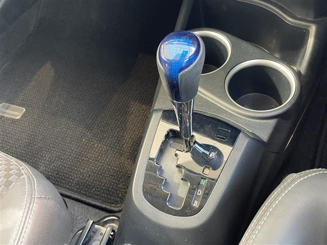 アクア クロスオーバー　純正ナビ　バックカメラ　コーナーセンサー　純正アルミホイール　ＬＥＤヘッドライト　レーンキープアシスト　オートマチックハイビーム　ドライブレコーダー　衝突軽減システム　フルセグ　スマートキー（12枚目）