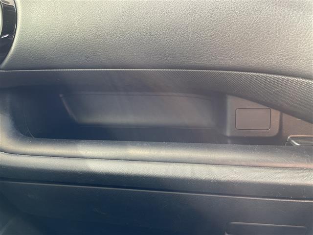 アクア クロスオーバー　純正ナビ　バックカメラ　コーナーセンサー　純正アルミホイール　ＬＥＤヘッドライト　レーンキープアシスト　オートマチックハイビーム　ドライブレコーダー　衝突軽減システム　フルセグ　スマートキー（25枚目）