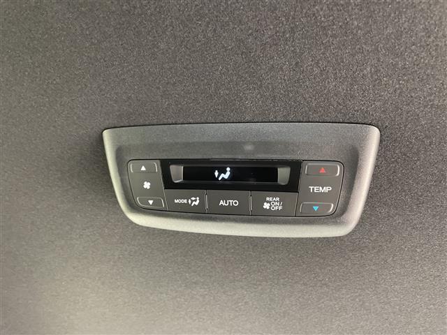 ステップワゴン ｅ：ＨＥＶスパーダ　登録済未使用車　ホンダセンシング　純正１１．４型ナビ　両側パワースライドドア　レーダークルーズコントロール　シートヒーター　バックカメラ　コーナーセンサー　純正アルミホイール　ブラインドスポットモニタ（12枚目）