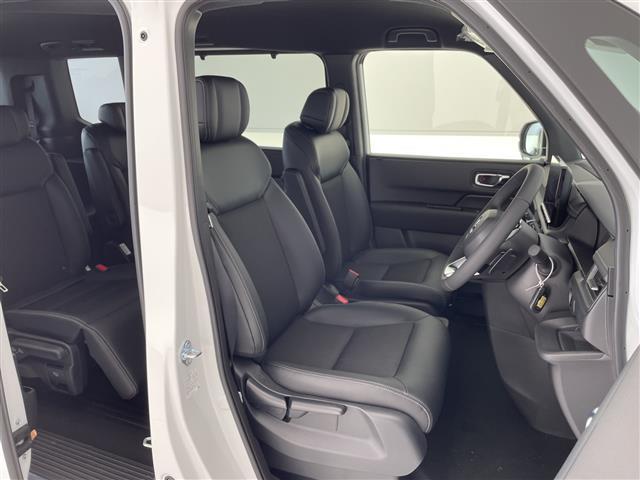 ステップワゴン ｅ：ＨＥＶスパーダ　登録済未使用車　ホンダセンシング　純正１１．４型ナビ　両側パワースライドドア　レーダークルーズコントロール　シートヒーター　バックカメラ　コーナーセンサー　純正アルミホイール　ブラインドスポットモニタ（14枚目）