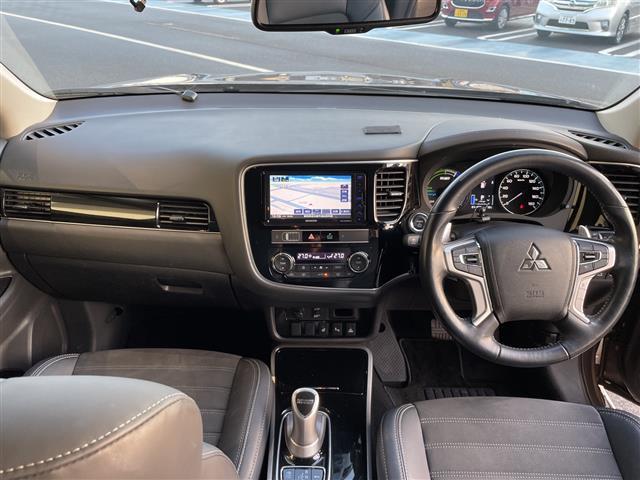 アウトランダーＰＨＥＶ Ｇ　ＳＤナビ　全方位カメラ　インテリジェントミラー　ドライブレコーダー　ブラインドスポットモニター　レーダークルーズコントロール　コーナーセンサー　オートマチックハイビーム　パドルシフト　シートヒーター（2枚目）