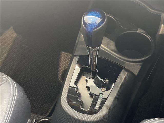 アクア Ｘ－アーバン　純正９型ナビ　フルセグ　Ｂｌｕｅｔｏｏｔｈ　バックカメラ　ステアリングスイッチ　ドアバイザー　スマートキー　プッシュスタート　電動格納ミラー（9枚目）