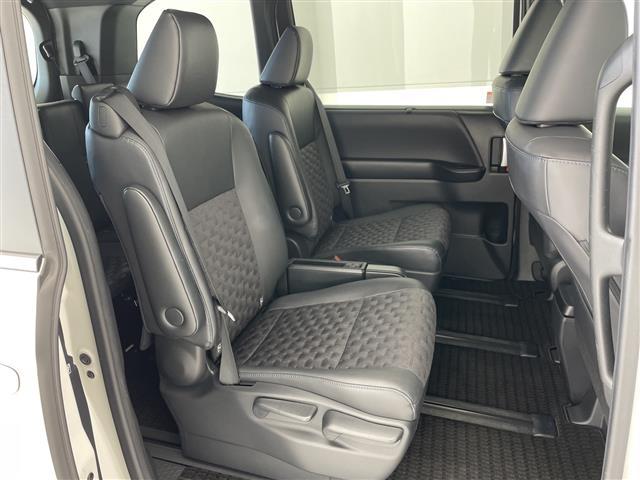 ヴォクシー ハイブリッドＳ－Ｚ　トヨタチームメイト　アドバンストパーク　アドバンストドライブ　純正ディズプレイオーディオナビ　フリップダウンモニター　両側パワースライドドア　レーダークルーズコントロール　シートヒーター　ＨＵＤ（15枚目）