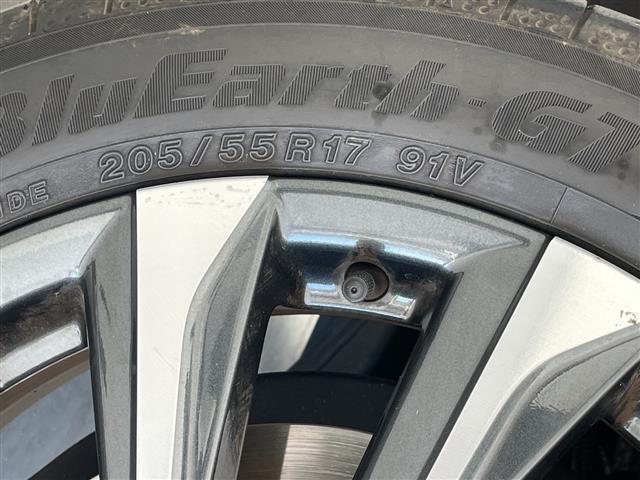 ヴォクシー ハイブリッドＳ－Ｚ　トヨタチームメイト　アドバンストパーク　アドバンストドライブ　純正ディズプレイオーディオナビ　フリップダウンモニター　両側パワースライドドア　レーダークルーズコントロール　シートヒーター　ＨＵＤ（17枚目）