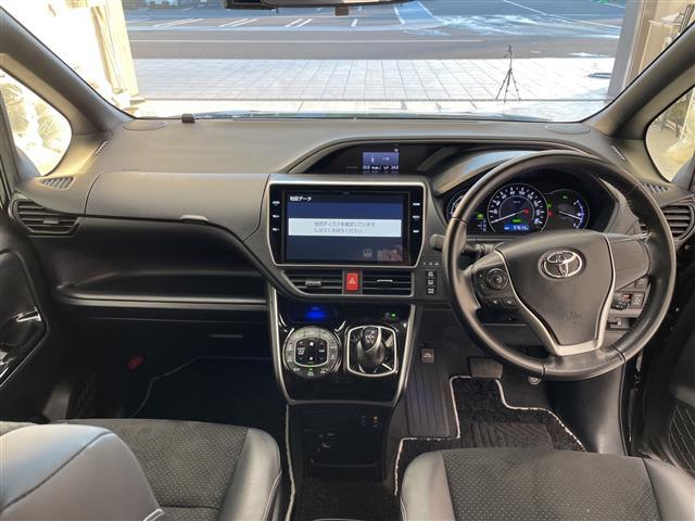 ヴォクシー ハイブリッドＺＳ　煌ＩＩＩ　純正１０型ナビ　フリップダウンモニター　両側パワースライドドア　クルーズコントロール　シートヒーター　バックカメラ　コーナーセンサー　純正アルミホイール　ＥＴＣ２．０　ＬＥＤヘッドライト（2枚目）