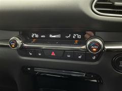 【左右独立温度コントロール式フルオートエアコン（ＤＵＡＬ／ＳＹＮＣ）】運転席側と助手席側でそれぞれ自由に温度設定ができ、快適な風量やモードなどを自動調整します！ 6