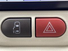 【パワースライドドア】小さなお子さまでも、助手席側のスライドドアはボタン一つで乗り降りラクラクです！両手に荷物を抱えている時でもボタンを押せば自動で開閉してくれます。 4