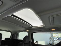 【ムーンルーフ】天井から太陽の穏やかな光や爽やかな風を取り込むことができる、トヨタの「サンルーフ」です！頭上のスイッチでムーンルーフを開閉することができます。 4