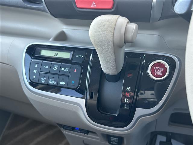 N-BOX G・Lパッケージ 4WD 社外メモリナビ横滑り防止装置 盗難防止装置 ETC ドアバイザー パワースライドドア 14インチ純正アルミホイール チップアップシート スペアキー1本 プッシュスタート スペアキー1本(10枚目)