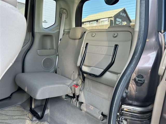 N-BOX G・Lパッケージ 4WD 社外メモリナビ横滑り防止装置 盗難防止装置 ETC ドアバイザー パワースライドドア 14インチ純正アルミホイール チップアップシート スペアキー1本 プッシュスタート スペアキー1本(24枚目)