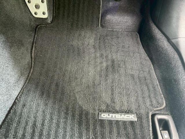 レガシィアウトバック ４ＷＤアウトバックリミテッド　純正　８インチ　ＳＤナビ／衝突安全装置／シートヒーター　前席／車線逸脱防止支援システム／シート　フルレザー／パーキングアシスト　バックガイド／電動バックドア／ドライブレコーダー　純正　革シート　４ＷＤ（31枚目）