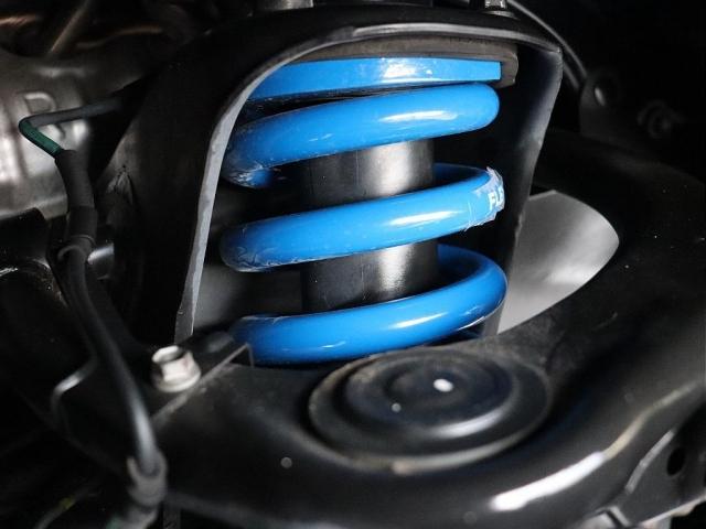 FJクルーザー カラーパッケージ アルルブルー ルーフ同色 マッドブラック 2インチリフトアップ バックランプ移設 シートカバー ジオランダーMTタイヤ ナイトロガジェットホイール 灯火類LED グリルガード 寒冷地仕様(9枚目)