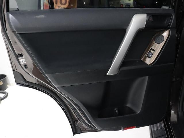 ランドクルーザープラド ＴＸ　マルチテレインモニター　オールペイント　グラファイトメタリック　新品シートカバー　サンルーフ　オーバーフェンダー　ＲＡＹＳ１７インチアルミホイール　ガナドールマフラー　ＡＬＰＩＮＥドラレコ（20枚目）