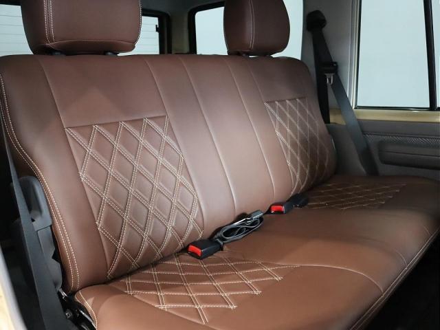 ランドクルーザー７０ ４．０　４ＷＤ　ワンオーナー　３０周年アニバーサリー　ベージュ　フォグランプ　ボディ同色オーバーフェンダー　純正アルミホイール塗装　背面タイヤカバー　純正７インチナビ　バックカメラ　コムテックドラレコ（11枚目）