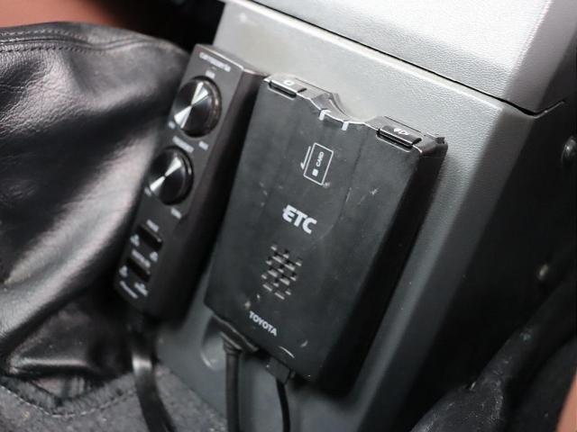 ランドクルーザー７０ ４．０　４ＷＤ　ワンオーナー　３０周年アニバーサリー　ベージュ　フォグランプ　ボディ同色オーバーフェンダー　純正アルミホイール塗装　背面タイヤカバー　純正７インチナビ　バックカメラ　コムテックドラレコ（18枚目）