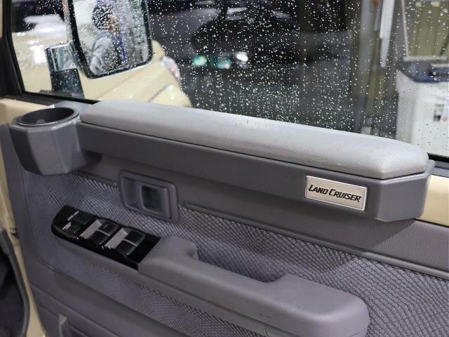 ランドクルーザー７０ ４．０　４ＷＤ　ワンオーナー　３０周年アニバーサリー　ベージュ　フォグランプ　ボディ同色オーバーフェンダー　純正アルミホイール塗装　背面タイヤカバー　純正７インチナビ　バックカメラ　コムテックドラレコ（20枚目）