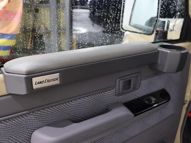 ランドクルーザー７０ ４．０　４ＷＤ　ワンオーナー　３０周年アニバーサリー　ベージュ　フォグランプ　ボディ同色オーバーフェンダー　純正アルミホイール塗装　背面タイヤカバー　純正７インチナビ　バックカメラ　コムテックドラレコ（56枚目）