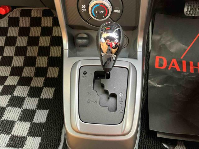 コペン セロ　電動開閉式ルーフ／１６ｃｍスピーカー・ツィーター／アクセサリーソケット／チルトステアリング／オートエアコン／キーフリーシステム／ＬＥＤヘッドランプ（オートライト付）／本革巻ステアリングホイール／（11枚目）