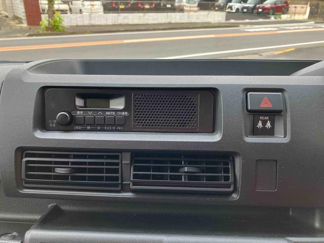 ハイゼットカーゴ ＤＸ　衝突被害軽減ブレーキ　コーナーセンサー　オートライト　プライバシーガラス　フロントパワーウィンドウ　オーバーヘッドシェルフ　スピーカー一体型ＡＭ・ＦＭラジオ　キーレスエントリー　アイドリングストップ（4枚目）