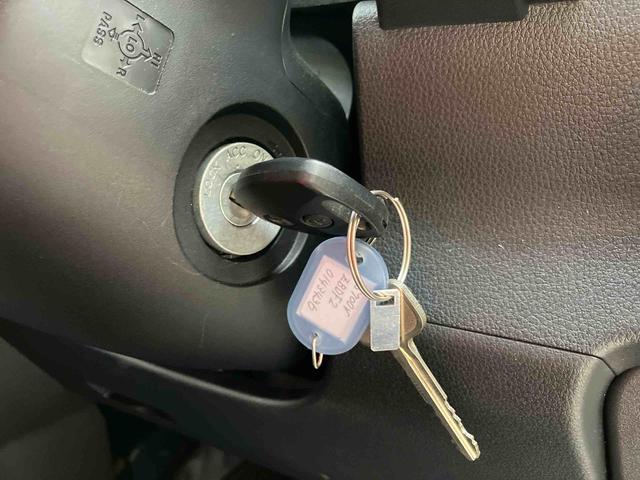 ハイゼットカーゴ ＤＸ　衝突被害軽減ブレーキ　コーナーセンサー　オートライト　プライバシーガラス　フロントパワーウィンドウ　オーバーヘッドシェルフ　スピーカー一体型ＡＭ・ＦＭラジオ　キーレスエントリー　アイドリングストップ（8枚目）