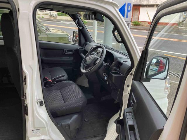 ハイゼットカーゴ ＤＸ　衝突被害軽減ブレーキ　コーナーセンサー　オートライト　プライバシーガラス　フロントパワーウィンドウ　オーバーヘッドシェルフ　スピーカー一体型ＡＭ・ＦＭラジオ　キーレスエントリー　アイドリングストップ（10枚目）